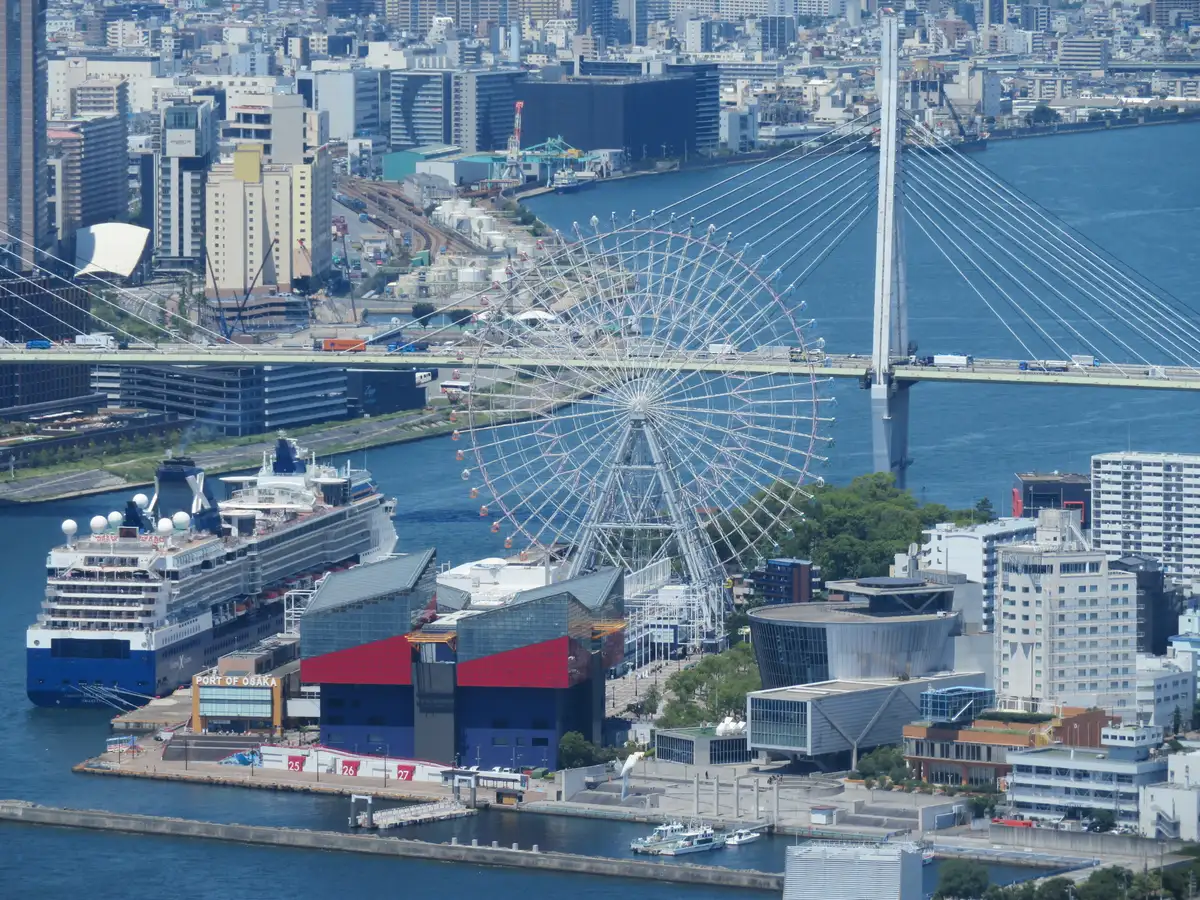 Osaka Aquarium Kaiyukan beside the Tempozan Ferris Wheel on Osaka Bay